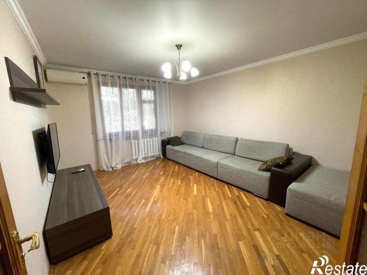 3-комн квартира проспект Чекистов, 42,  д. 42