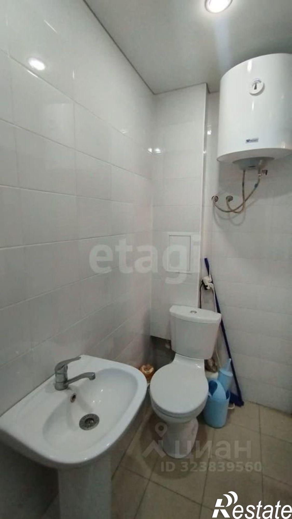 Купить торговое помещение за 2 376 240 рублей на Тепличная улица, 104