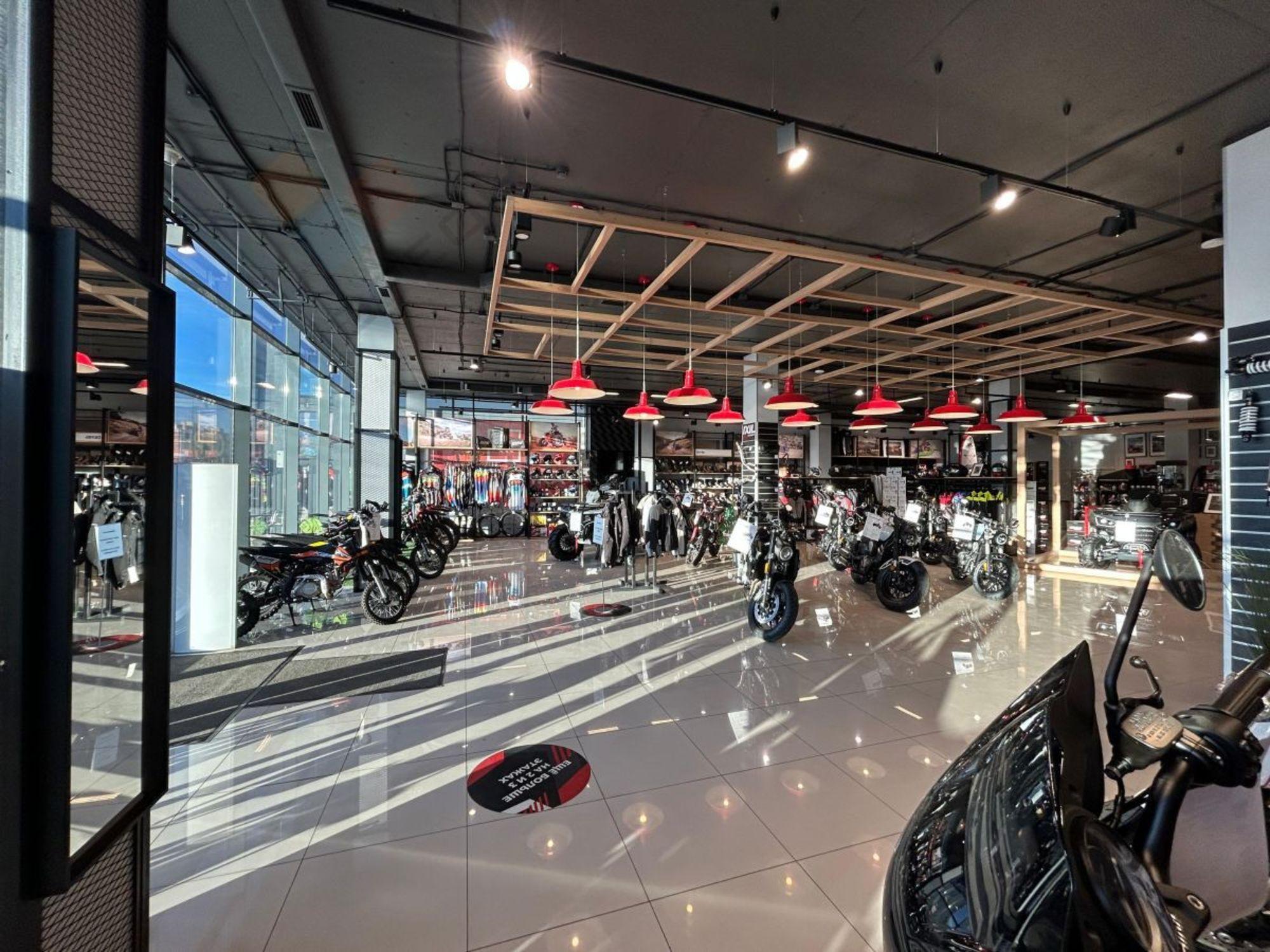 Купить торговое помещение за 330 000 000 рублей на Российская ул, 628