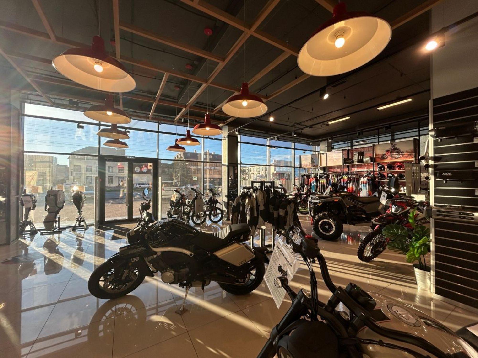 Купить торговое помещение за 330 000 000 рублей на Российская ул, 628