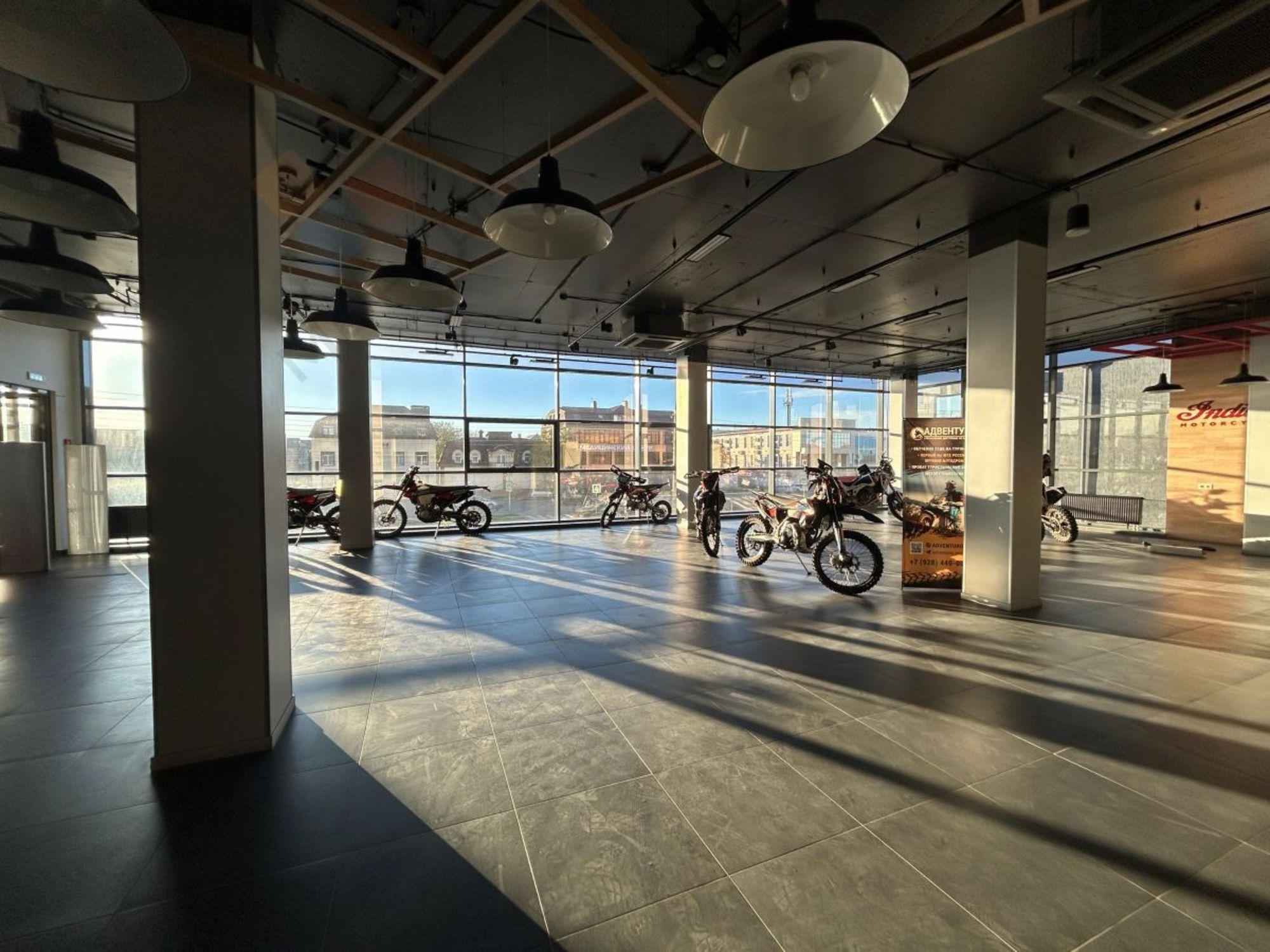 Купить торговое помещение за 330 000 000 рублей на Российская ул, 628