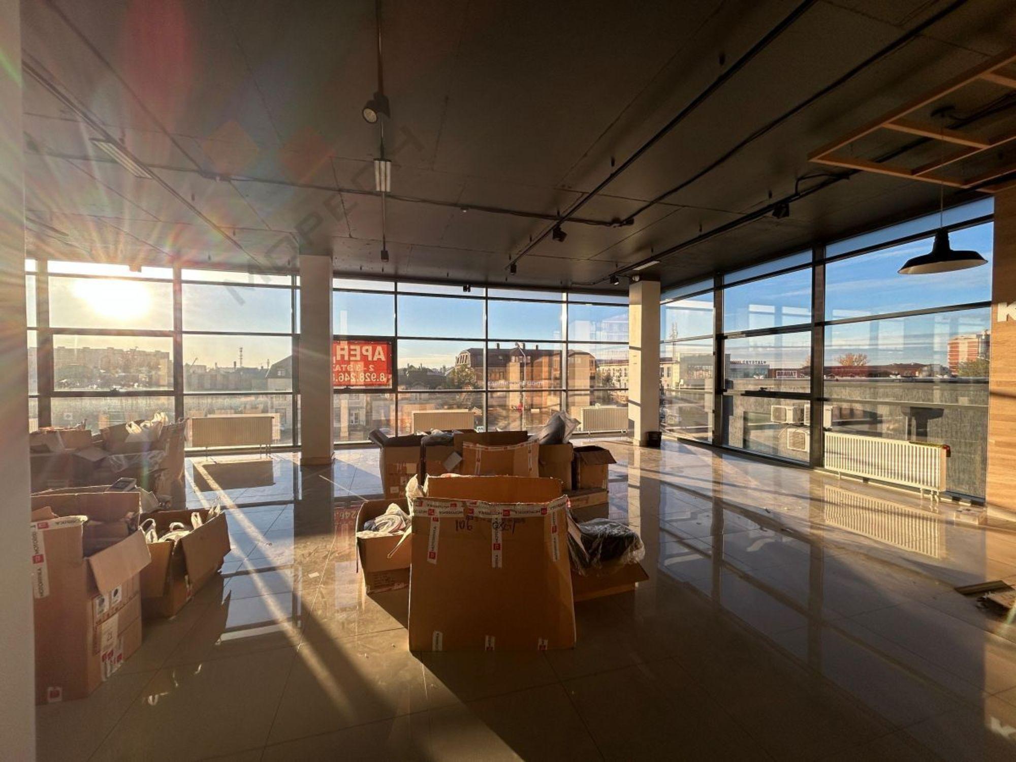 Купить торговое помещение за 330 000 000 рублей на Российская ул, 628