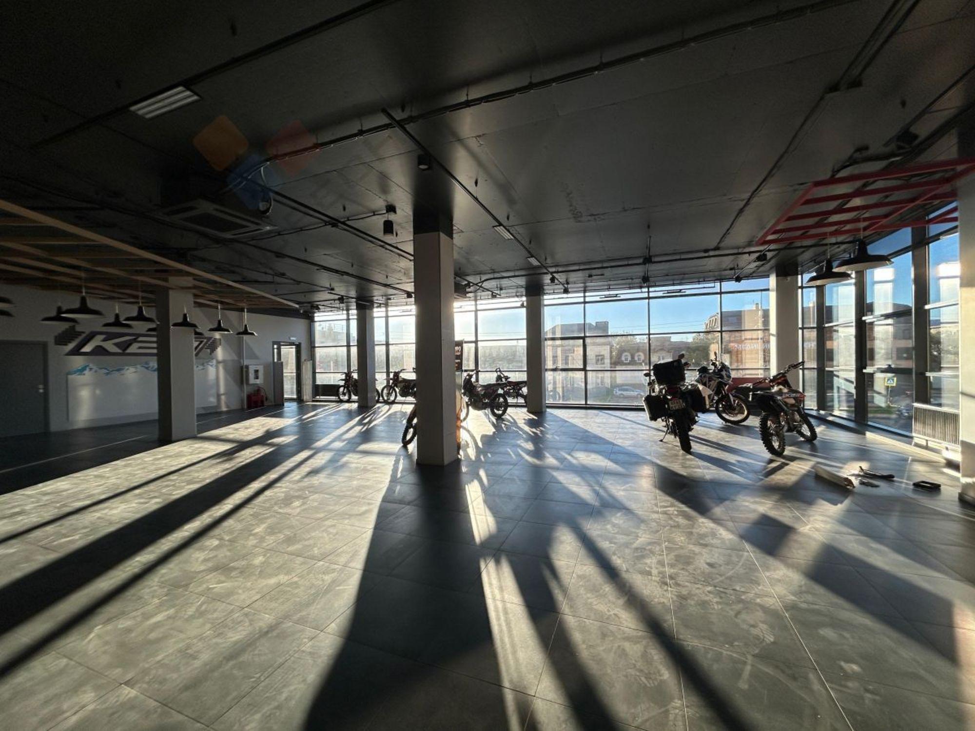 Купить торговое помещение за 330 000 000 рублей на Российская ул, 628