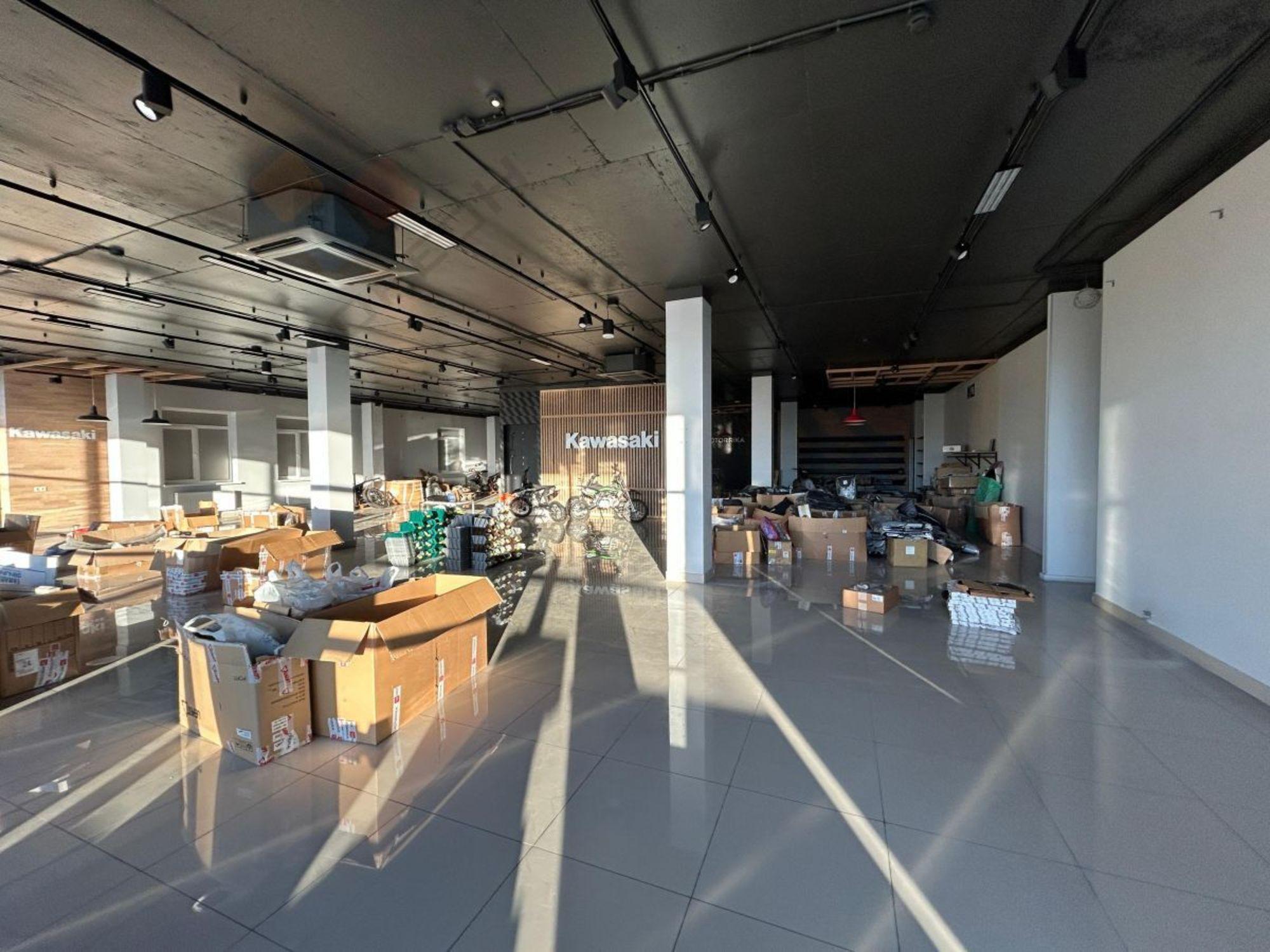 Купить торговое помещение за 330 000 000 рублей на Российская ул, 628