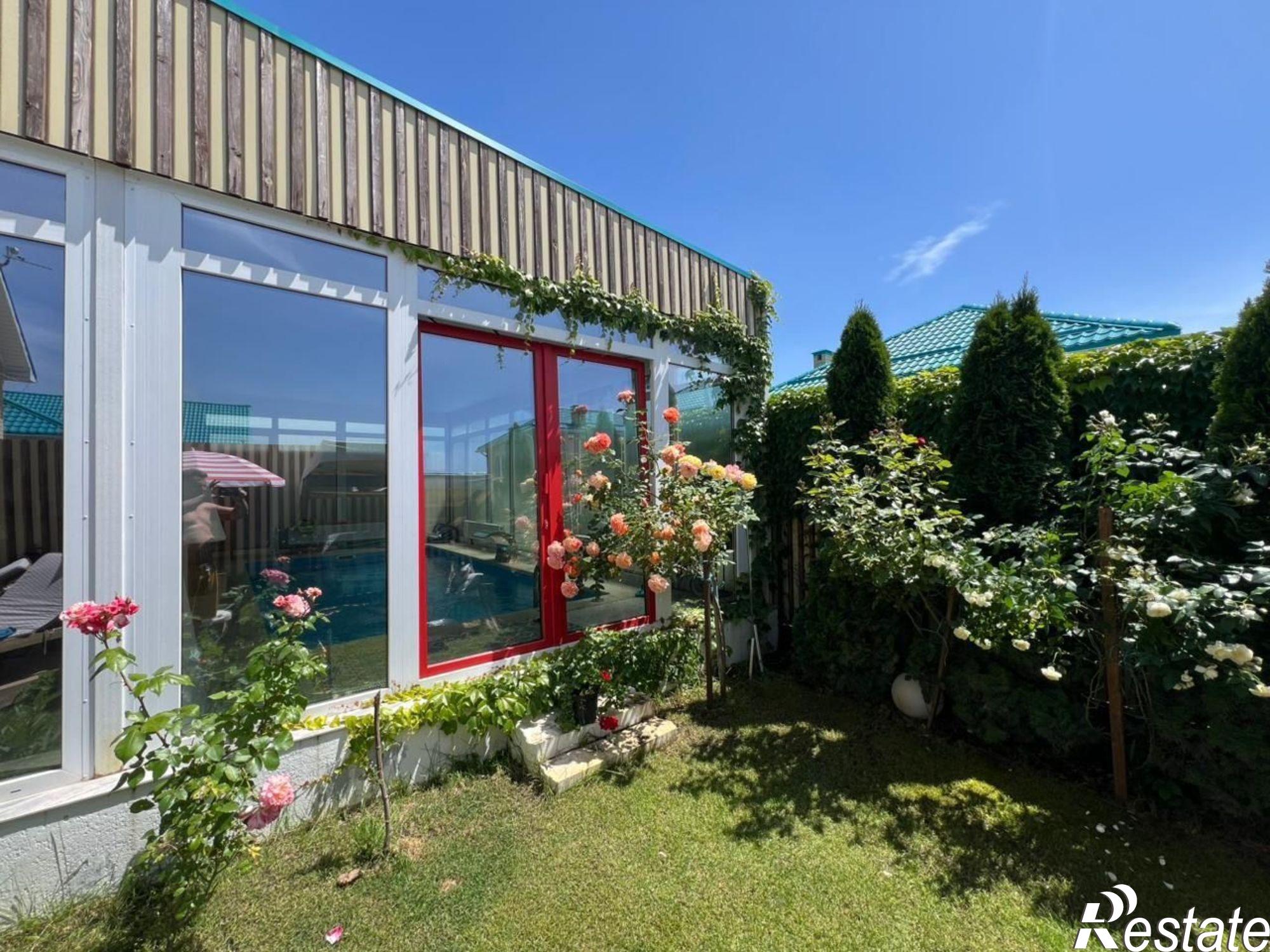 Сдать дачу, дом, коттедж за 200 000 рублей на ул им. Виктора Тюрина, 12