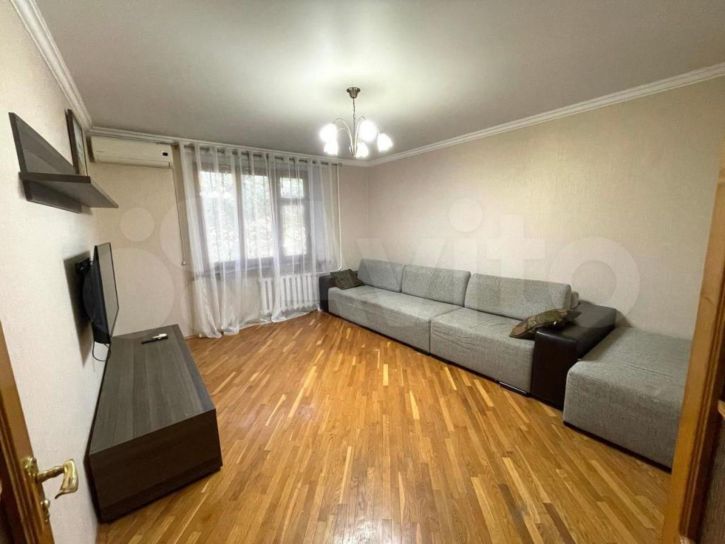 3-комн квартира Чекистов пр-кт, 42