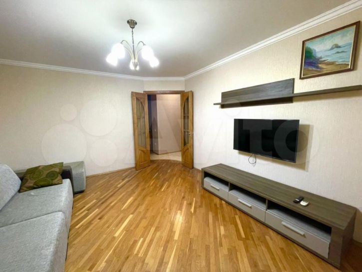 3-комн квартира Чекистов пр-кт, 42