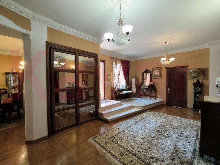 5-комн квартира им. Красина ул.