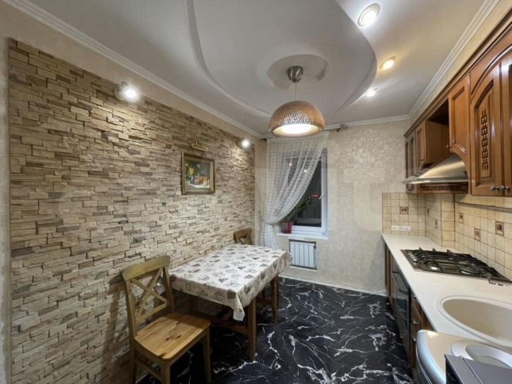 3-комн квартира Думенко ул, 10