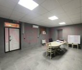 офис 33 кв м, этаж 1/18 Заполярная ул.