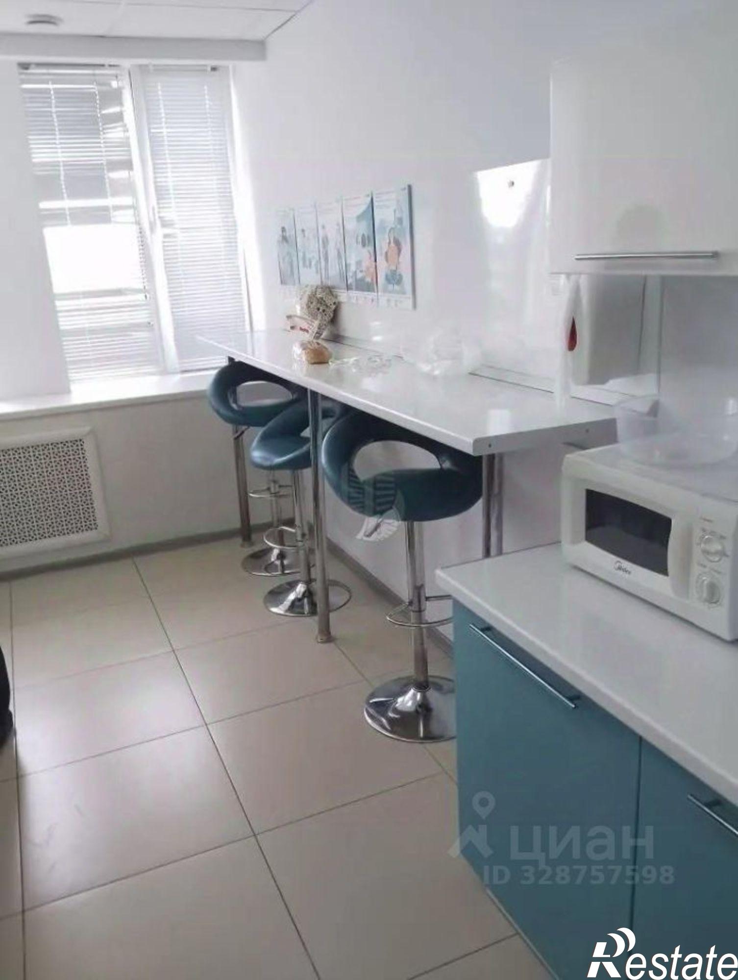 Купить офис, помещение под офис за 60 000 200 рублей на ул Красная, 118