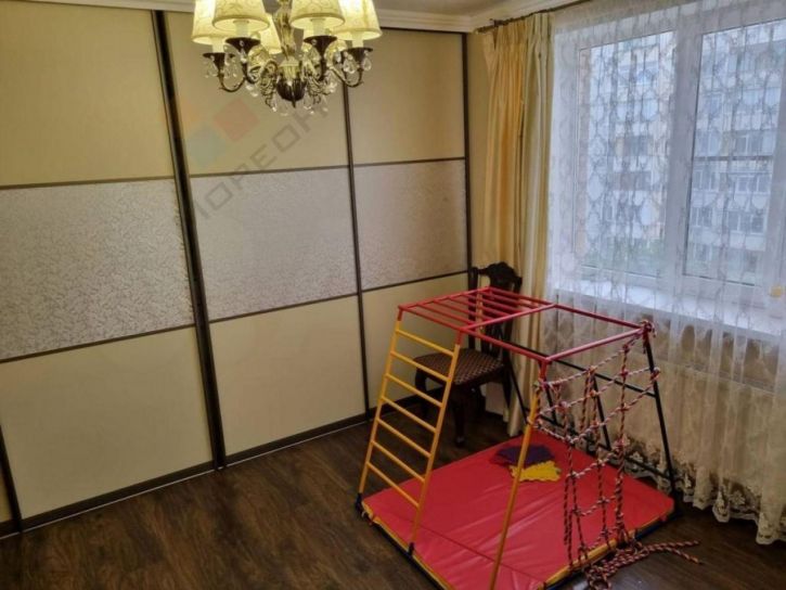 2-комн квартира Думенко ул, 21