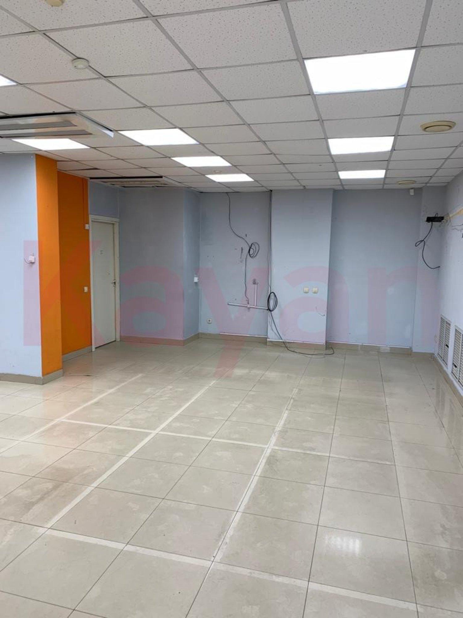 Купить торговое помещение за 14 000 000 рублей на Коммунаров ул.