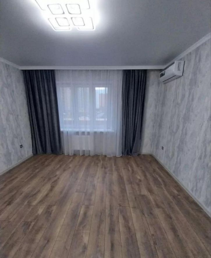 3-комн квартира улица имени Героя Георгия Бочарникова, 12