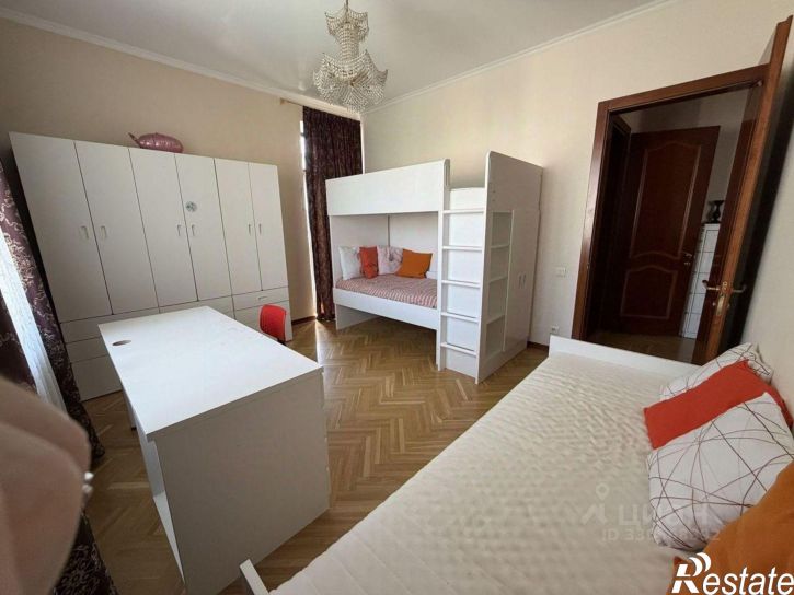 4-комн квартира улица Дзержинского, 10/1,  д. 10/1