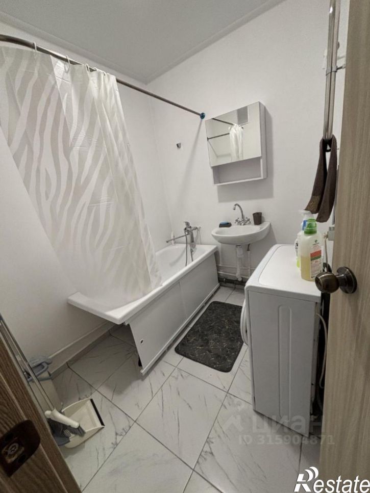 2-комн квартира ул им. генерал-лейтенанта Александра Сапрунова, 37 1,  д. 37 1,  к. 1