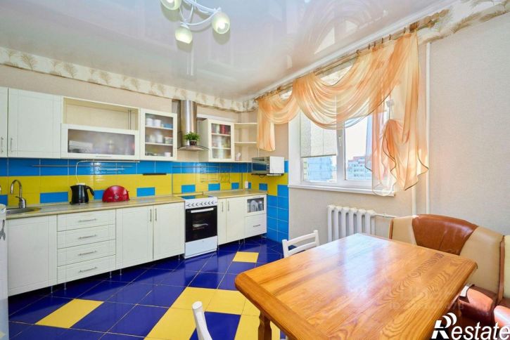 3-комн квартира проспект Чекистов, 42,  д. 42