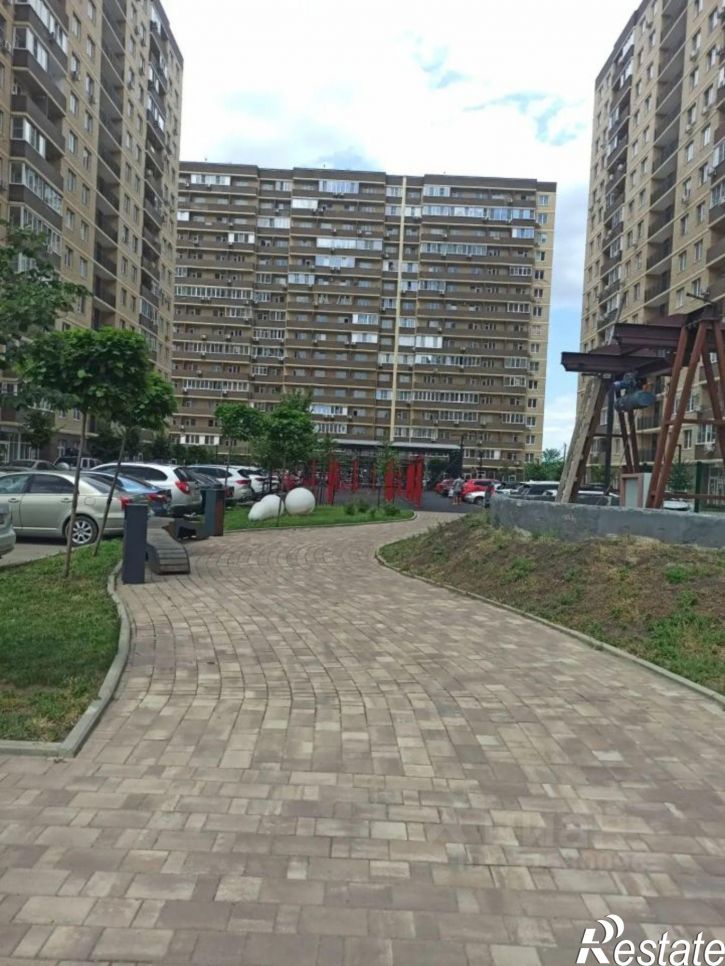 3-комн квартира улица Лётчика Позднякова, 2к16