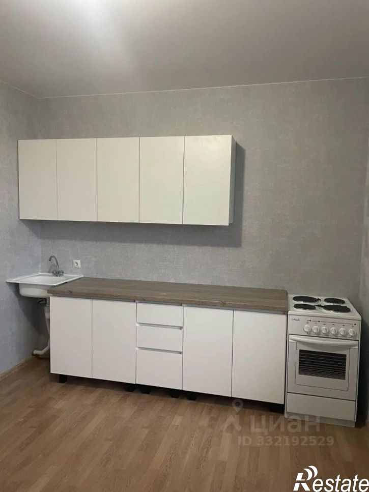 3-комн квартира улица Лётчика Позднякова, 2к21