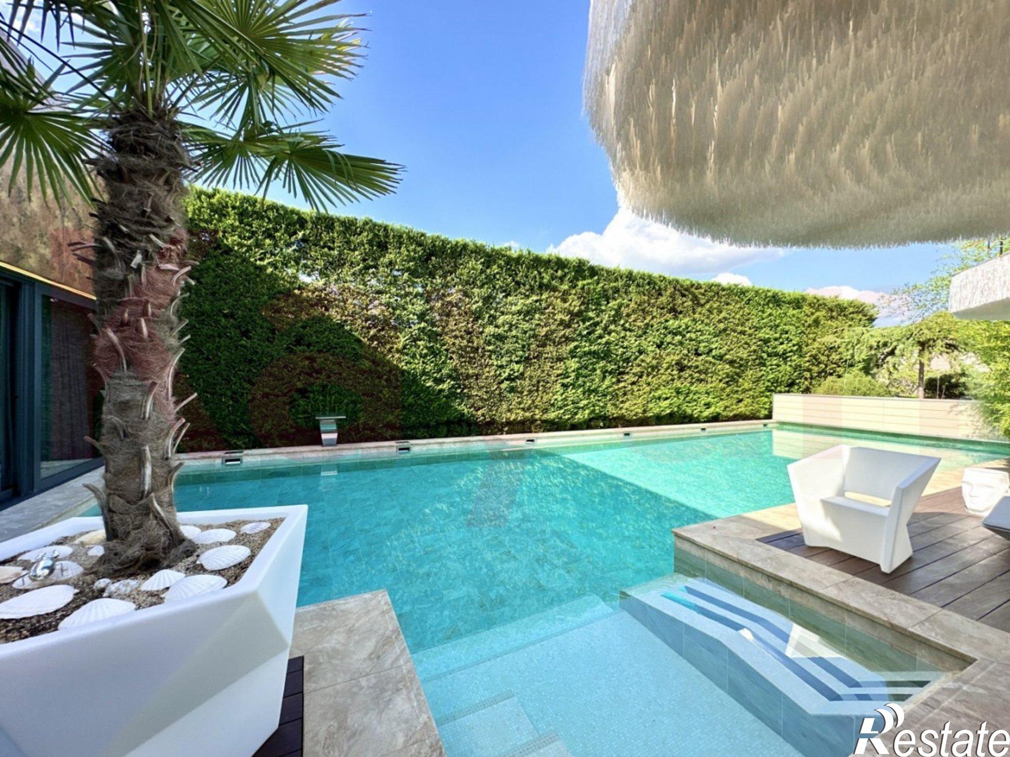 Купить дачу, дом, коттедж за 205 000 000 рублей на Полесская ул.