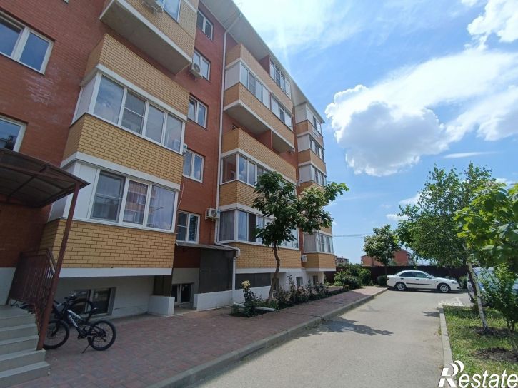 2-комн квартира улица имени В.М. Комарова, 106Бк4