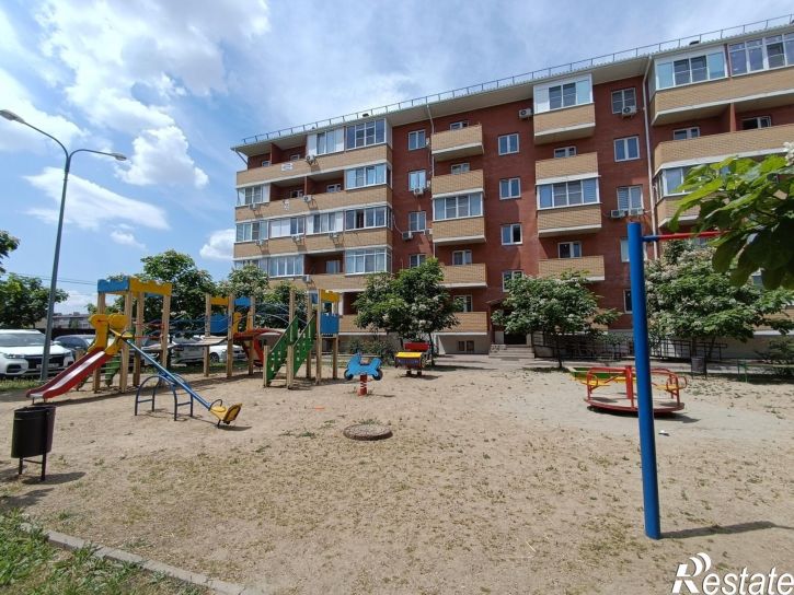 2-комн квартира улица имени В.М. Комарова, 106Бк4