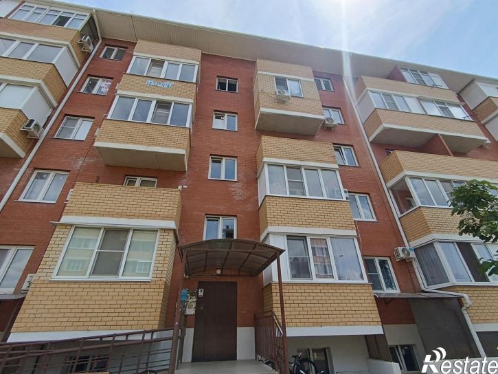 2-комн квартира улица имени В.М. Комарова, 106Бк4