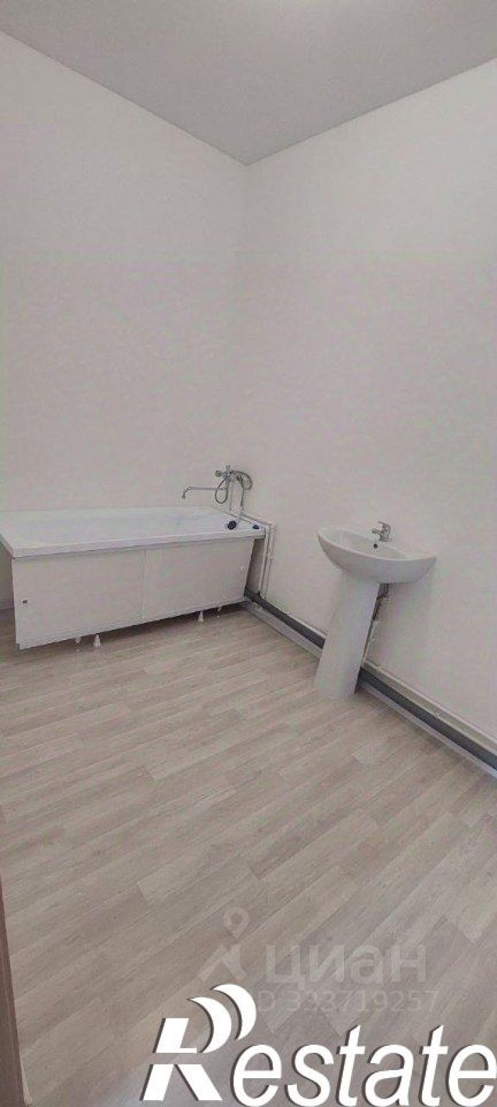 3-комн квартира улица Лётчика Позднякова, 2 к17,  д. 2 к17